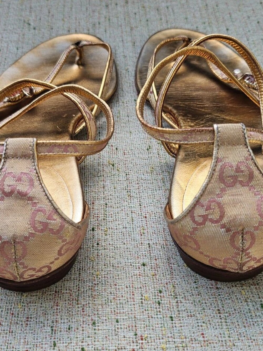GUCCI Women Sandal Shoes Gold Leather Bumblebee Thong Size 9.5 Made in Italy - Picture 4 of 11